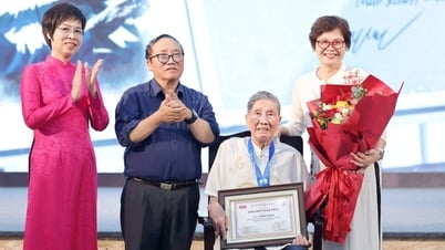 El músico Pham Tuyen fue galardonado con el premio "Caballero de los Grillos".