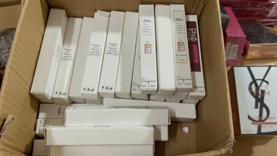 Raid dans un entrepôt de faux parfums Chanel et Dior en plein cœur du vieux quartier de Hanoi