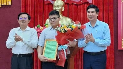 Ehrung der Schüler, die bei der Asien-Pazifik-Informatik-Olympiade hohe Preise gewonnen haben