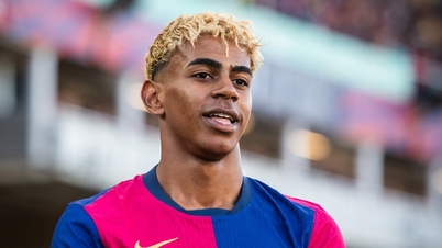 Lamine Yamal firma con el Barça el 'Balón de Oro'