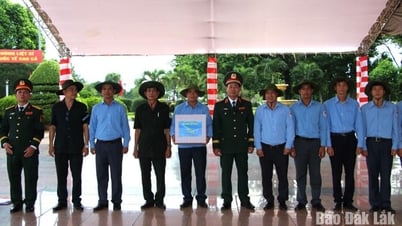 Le commandant adjoint de la région militaire 5 encourage et offre des cadeaux aux officiers et aux soldats de l'équipe K51