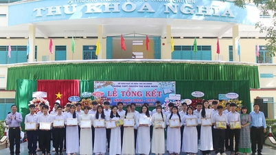Fast 900 Schüler der Thu Khoa Nghia High School for the Gifted erzielten im Schuljahr hervorragende Ergebnisse.