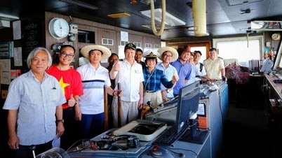 เรือนักวิชาการโอปารินเก็บตัวอย่างนับพันชิ้นในทะเลตะวันออก
