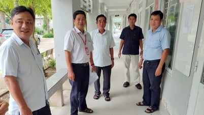 Les dirigeants du district de Phu Tan inspectent les préparatifs des examens d'entrée en 10e année et au lycée