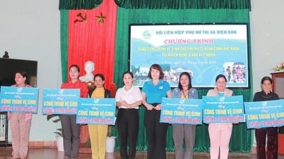 Hội LHPN thị xã Điện Bàn tặng quà phụ nữ Đông Giang