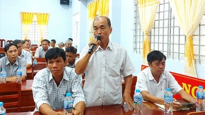 Thường trực UBND huyện Phú Tân đối thoại với nông dân