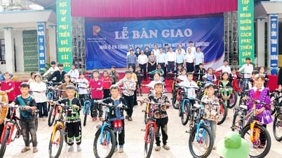 Bàn giao nhà ở cho hộ nghèo và tặng xe đạp cho học sinh khó khăn