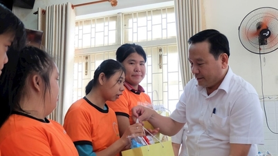 Quang Nam Provincial leaders visit and present gifts on International Children's Day June 1