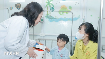 Phó Chủ tịch nước thăm, tặng quà bệnh nhi tại Bệnh viện Phổi Trung ương
