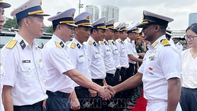 Le navire naval indien Ins Darshak visite Hô Chi Minh-Ville