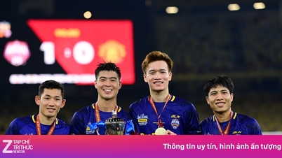 4 tuyển thủ Việt Nam nâng cúp trước MU