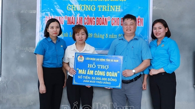 La Fédération du travail du district de Binh Luc remet la maison « Union Shelter »