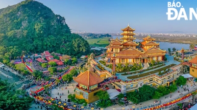 នៅ​ល្ងាច​ថ្ងៃ​ទី​៣០ ខែ​ឧសភា ពុទ្ធសាសនិក និង​ប្រជាពលរដ្ឋ​បាន​ចាប់​ផ្ដើម​ថ្វាយ​បង្គំ​ព្រះ​សារីរិកធាតុ​នៅ​វត្ត Quan The Am។