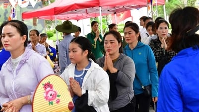 Phật tử bật khóc khi chiêm bái Xá lợi Đức Phật tại chùa Chuông ở Hưng Yên