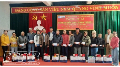 Dong Hung: Movilizó casi 290 millones de VND para dar regalos a las víctimas del Agente Naranja/Dioxina en circunstancias difíciles.