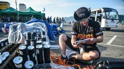 «Поле битвы» фейерверков перед запуском: «Великая война света» на реке Хан