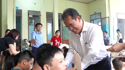 Le vice-président du Comité populaire provincial, Tran Anh Tuan, a rendu visite aux enfants et leur a offert des cadeaux.