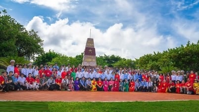Die Delegation der vietnamesischen Journalistenvereinigung schloss eine besondere Arbeitsreise ab, bei der sie die Soldaten und die Bevölkerung von Truong Sa und der DK1-Plattform besuchte.