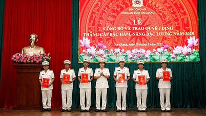 Công an tỉnh An Giang trao quyết định thăng cấp bậc hàm, nâng bậc lương