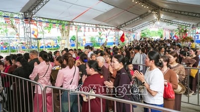Khoảng hơn 300.000 lượt người về chiêm bái Xá lợi Đức Phật tại Chùa Chuông