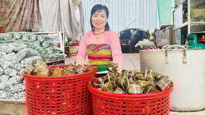 Une fille Muong apporte un gâteau gai qui deviendra un cadeau populaire à Suoi Ca Than