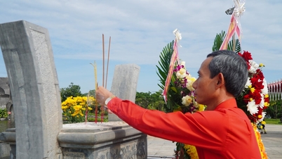 Une délégation de donneurs de sang bénévoles de la province de Quang Nam a visité le Monument des Mères héroïques vietnamiennes