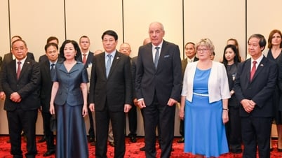 [Photo] Les dirigeants vietnamiens et hongrois assistent au vernissage de l'exposition du photographe Bozoky Dezso