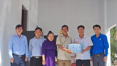 Thang Binh District Labor Federation übergibt „Union Shelter“