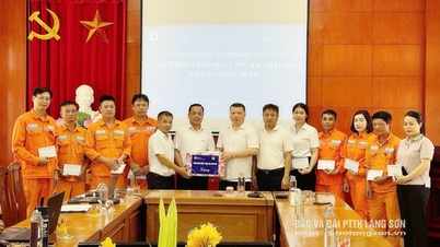 Lang Son Electricity Company gives 76 gifts to workers and laborers - Lang Son Newspaper and Radio and Television Station