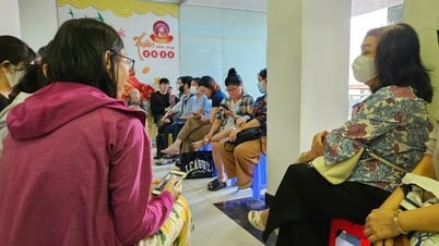 Nhiều người xếp hàng chờ mua vàng sau khi giá vàng miếng SJC, vàng nhẫn giảm