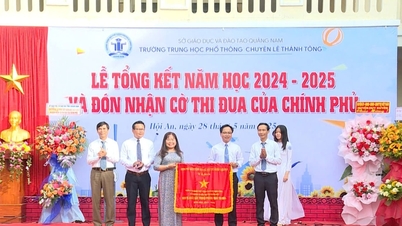 Die Le Thanh Tong High School für Hochbegabte erhielt die Emulation Flag der Regierung