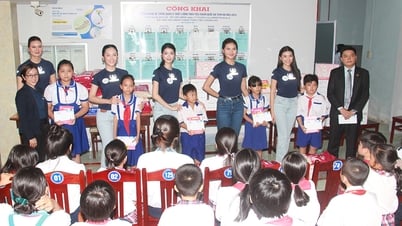 Thí sinh Hoa hậu Hoàn vũ Việt Nam tặng quà cho học sinh và người già neo đơn tại Bạc Liêu