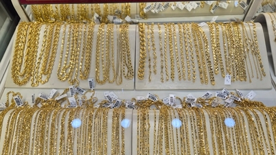On the morning of May 29, gold prices plummeted to their lowest level in more than a month.
