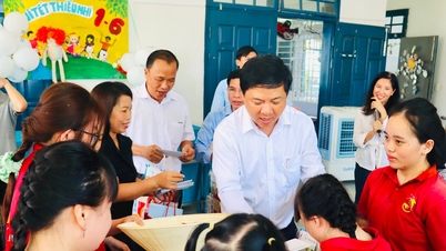 Provincial Party Secretary Luong Nguyen Minh Triet presents gifts to disabled children in Dien Ban