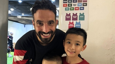 Jugadores, asistentes y médicos vietnamitas muestran fotos 'de por vida' con el Manchester United