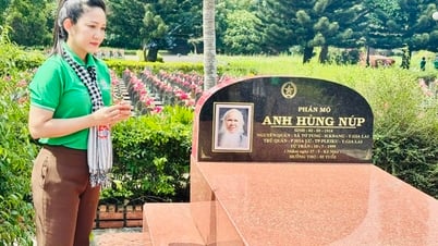 L'artiste du peuple Nguyen Thi Thanh Thuy a été émue lors de sa visite au cimetière des martyrs de la province de Gia Lai.