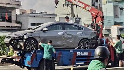 تصادم مع مقطورة جرار، سيارة تطير فوق الشريط الأوسط