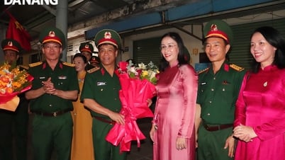 Des drapeaux et des fleurs brillants à la gare de Da Nang accueillent le défilé et retournent à l'unité