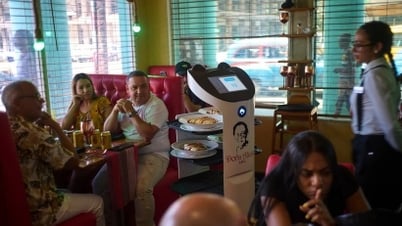 キューバ、ハバナ旧市街のレストランにおけるデジタル革命