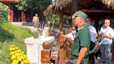 Во время праздника могилу генерала Во Нгуена Зиапа посетили около 12 000 человек.