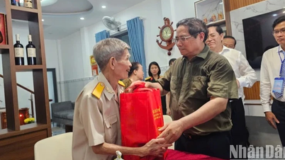 นายกรัฐมนตรี Pham Minh Chinh แสดงความอาลัยต่อวีรชนผู้เสียสละและทหารปฏิวัติใน Con Dao