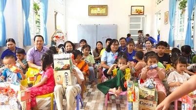 Cho Moi rend visite et offre des cadeaux aux enfants dans des circonstances particulières