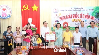 กรมอนามัยจังหวัดคานห์ฮัว: เยี่ยมและมอบของขวัญแก่เด็กๆ ณ ศูนย์คุ้มครองสังคมและงานสังคมสงเคราะห์ประจำจังหวัด