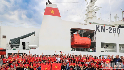[Photo] Une délégation de 100 journalistes de l'Association des journalistes du Vietnam rend visite aux soldats et aux habitants du district de l'île de Truong Sa.