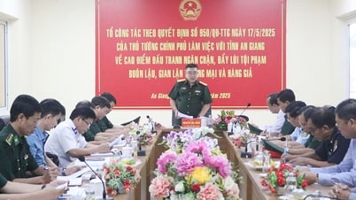 ティンビエン国際国境ゲートで作業する作業グループ950