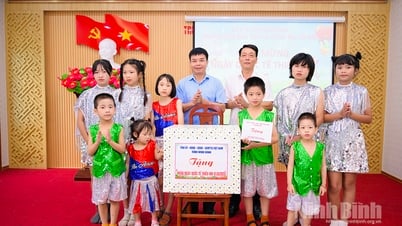 Lãnh đạo Sở Y tế tặng quà cho Trung tâm Bảo trợ và Công tác xã hội tỉnh
