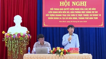 Phó Chủ tịch UBND tỉnh Nguyễn Ngọc Sâm đối thoại với người dân xã Hoà Bình
