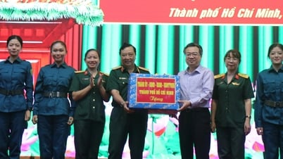 Herr Nguyen Thanh Nghi überreichte den weiblichen Guerillakämpfern aus dem Süden, die an der Parade am 2. September teilnahmen, Geschenke.