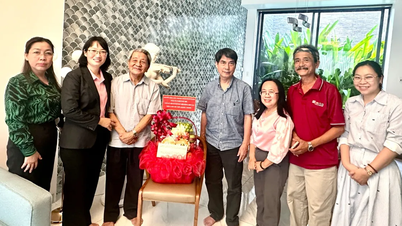 Die Führungsspitze von Ho-Chi-Minh-Stadt besucht herausragende Künstler und überreicht ihnen Geschenke
