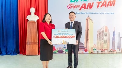 Hanwha Life Vietnam มอบการสนับสนุนทางการเงินแก่นักเรียนด้อยโอกาส 20 คนใน Khanh Hoa